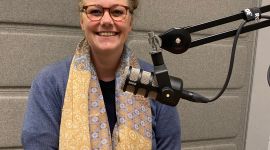 Bilde av forsker Nina Hellum i podkaststudio