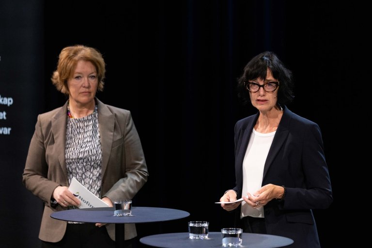 To kvinner på scenen.