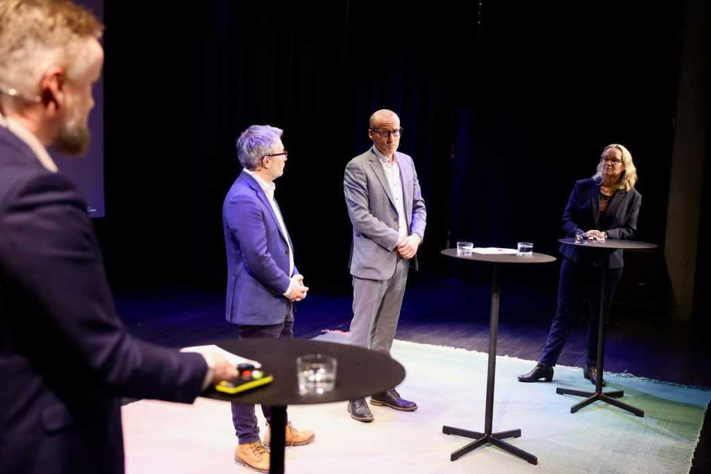 Tre personar på scenen under FFI-frukosten som handla om Syria etter Assads fall.