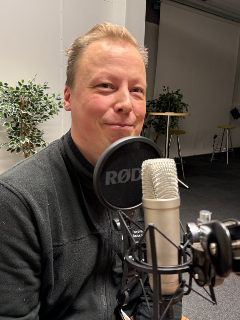 Portrett av forsker i podkaststudio