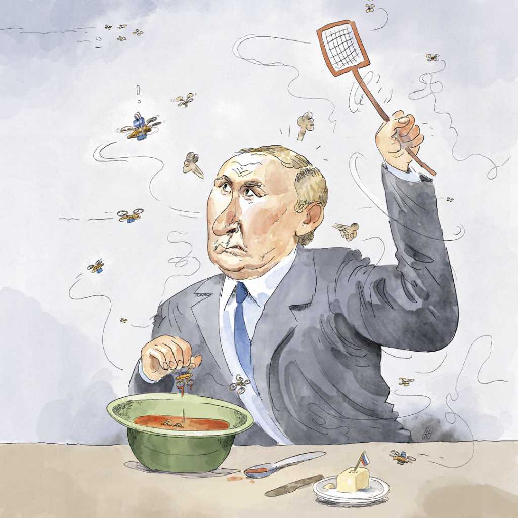 Tegning av en misfornøyd Putin som har fått droner i krigssuppa. Han slår etter droner med fluesmekker.