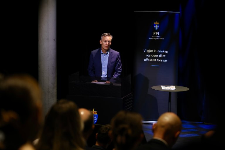 Espen Skjelland bak talerstolen i Deichmansalen.