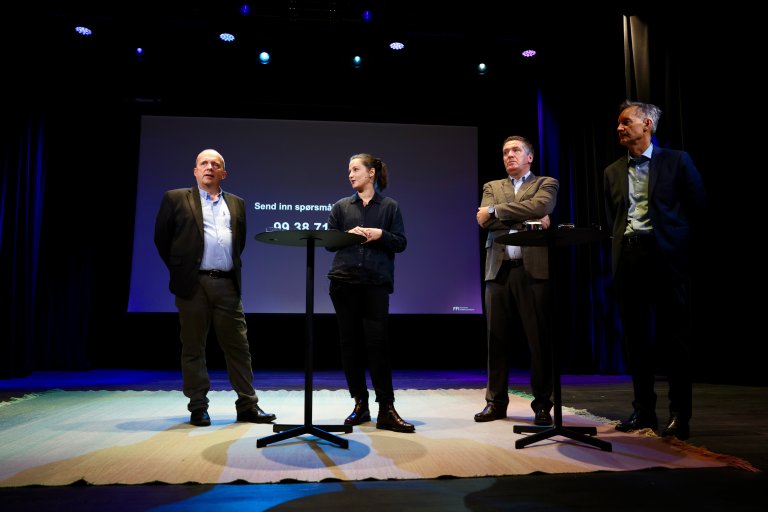 Tor Bukkvoll, Julie Helseth Udal, Kristian Åtland og Espen Skjelland på scenen i Deichmansalen. FFI-frokost "Russland i krig" 9. september 2025.