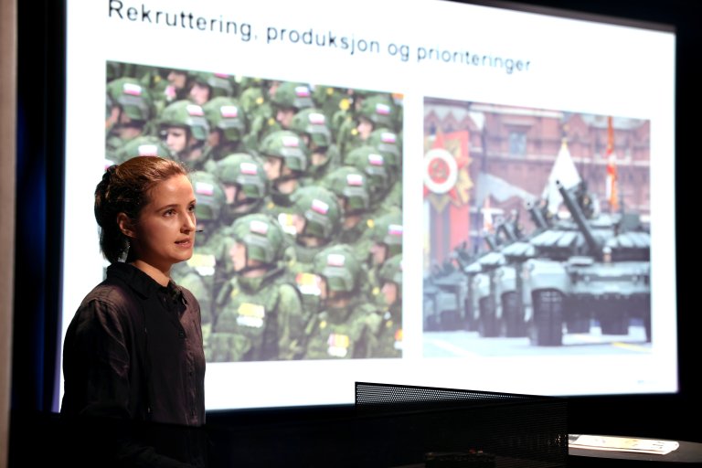 Julie Helseth Udal bak talerstolen i Deichmansalen under FFI frokost "Russland i krig" 9. september 2025.