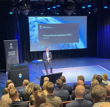 Kenneth Ruud på scenen under Forsvarsforskningsdagen. 