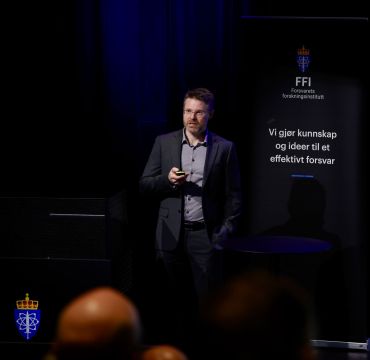 Anders Rødningsby fra FFI på foran publikum på FFI-frokosten: Hvordan kan vi beskytte samfunnet mot jamming?