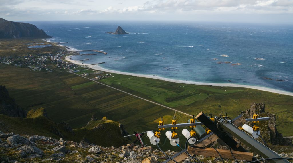 Jammeutstyr montert i en fjellvegg ved Bleik på Andøya. 