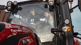 Mann inne i en traktor som skal brukes i prosjektet