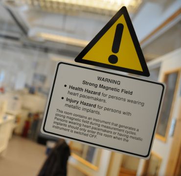 Fareskilt på glassdør foran laboratorielokale