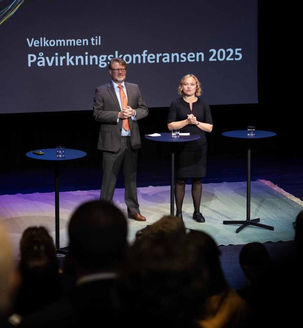 Anders Romarheim (tv) og Silje Lensu Dåbakk på scenen i Deichman-salen