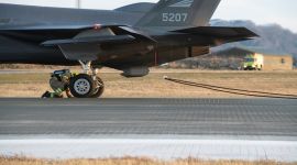 Brannmann sjekker et F-35 fly etter test av 