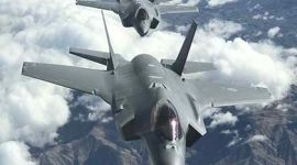 to jagerfly i luften sett ovenifra