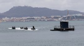 Fire RIB-er i sjøen uten for kysten av Portugal.