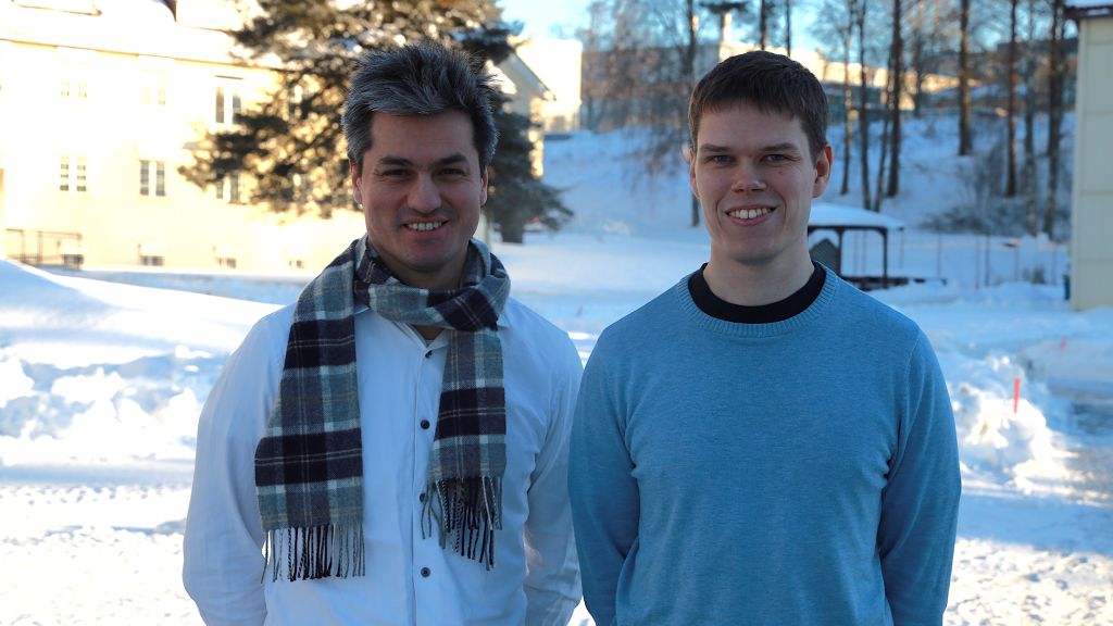 Portrett av  Aksel Wilhelm Wold Eide og Mathias Bynke. Utendørs. Vinter. Sol. 