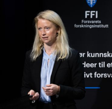 Portrett av Kristin Waage på scenen i deichmansalen i Oslo sentrum.