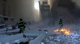 Brannmenn jobber i runinene av World Trade Center 11. september 2001.