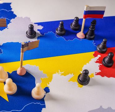Illustrasjonsbilde. Kart over EU og Ukraina med brikker og flagg.