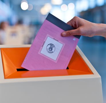 Person legger en stemmeseddel i stemmeurne. Illustrasjonsfoto. Stortingsvalget 2021.