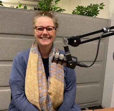 Bilde av forsker Nina Hellum i podkaststudio