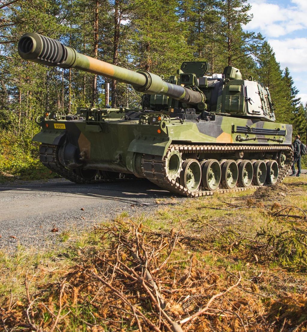 K9 Vidar artilleri på en grusvei i et skogsområde.