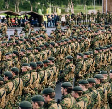 Soldater på rekke og rad. Alle i uniform og grønn beret.