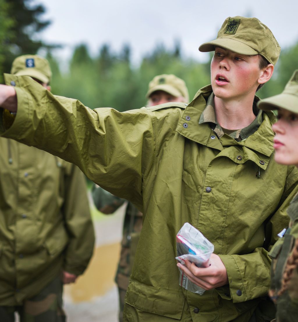 To unge mennesker i uniform