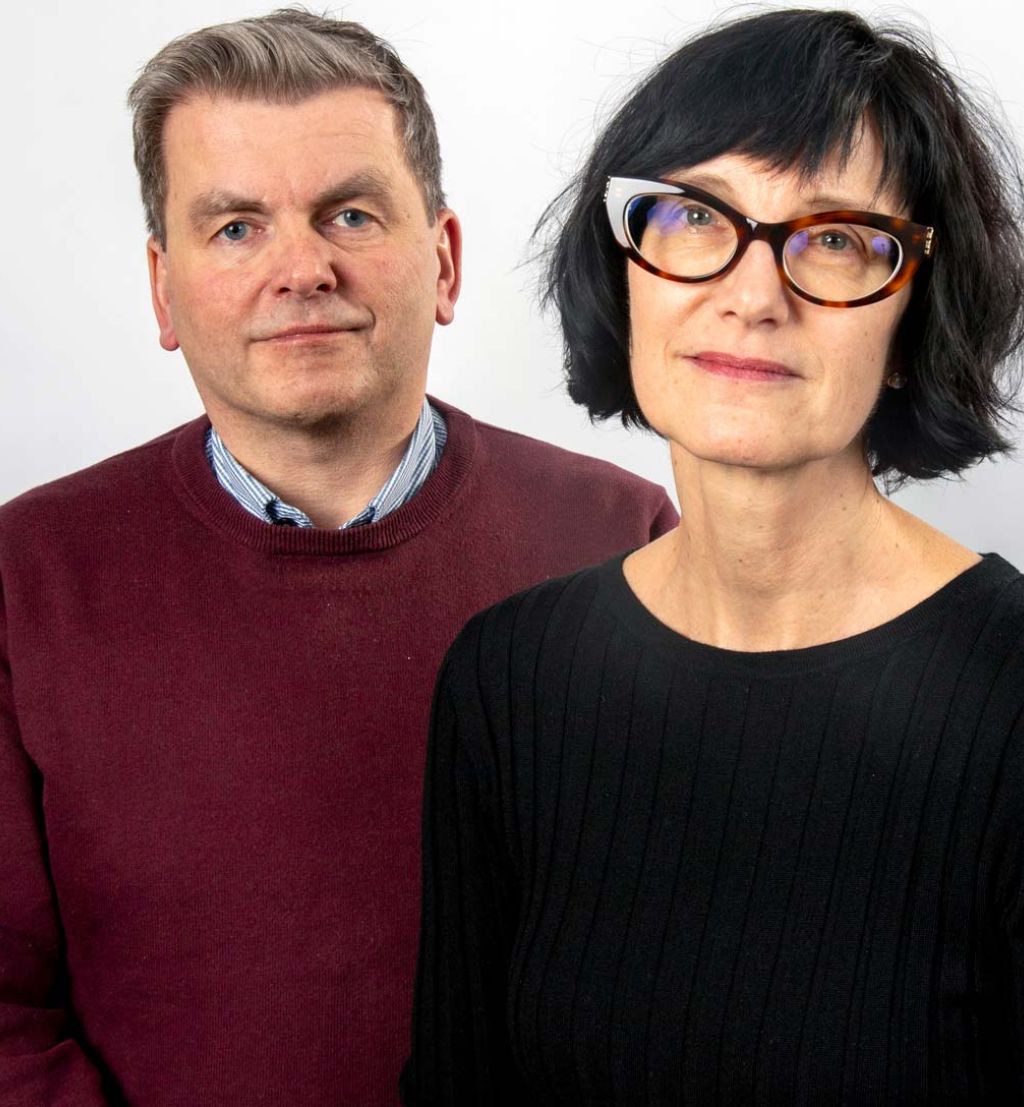Stig Rune Sellevåg til venstre i burgunder genser og Jannet Blatny til høyre med svart genser. 
