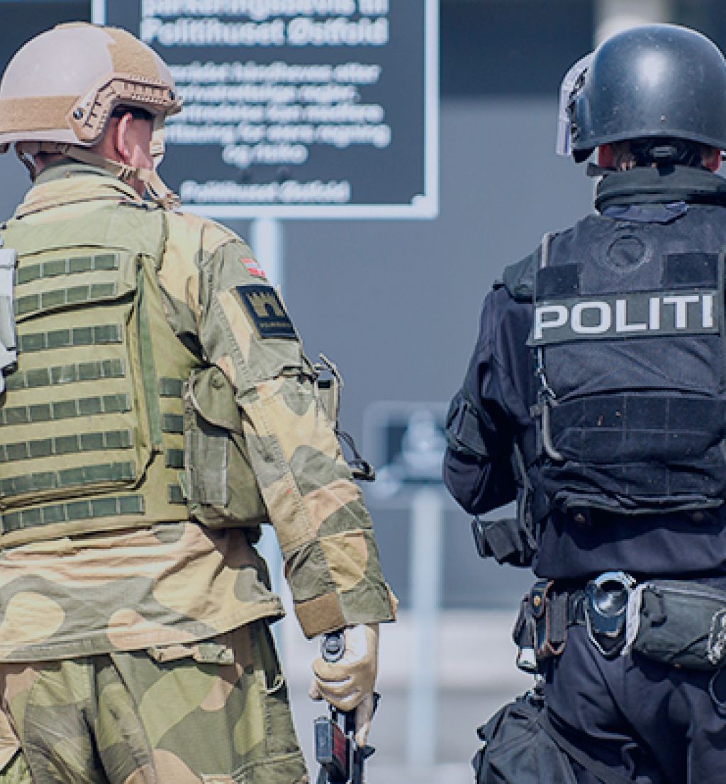 Politi og soldat samarbeider i samfunnsikkerhetsøvelse.