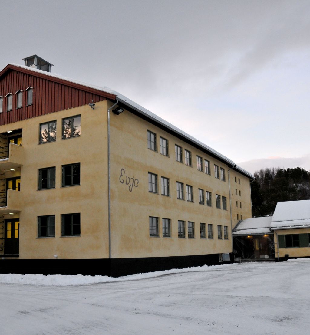 Bilde av kaserne. Vinter.