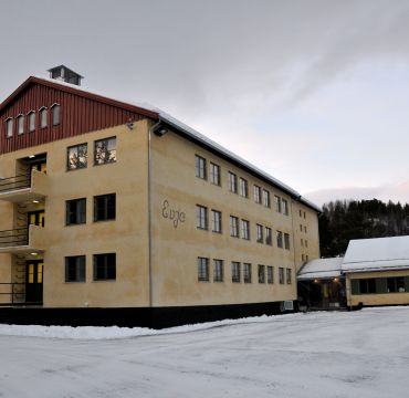 Bilde av kaserne. Vinter.