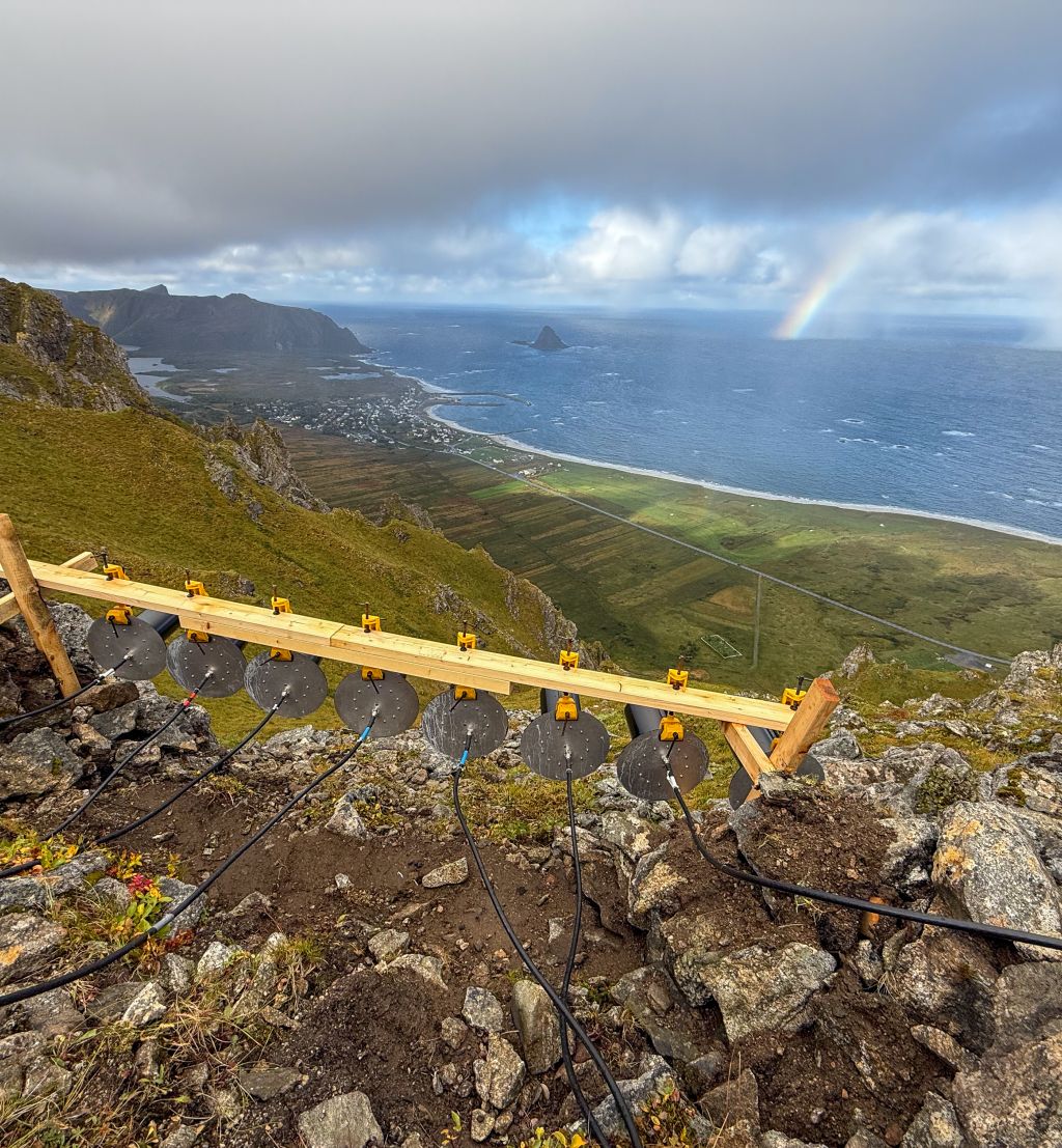 antenne montert med treplanker i fjellsidekabler, skyer, utsikt over havet