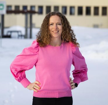 Cecilie Sendstad i rosa genser - utendørs.