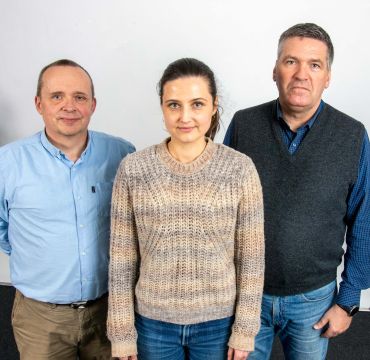 Tor Bukkvoll i blå¨skjorte, Julie Helseth Udal i genser og Kristian Åtland i skjorte og vest.