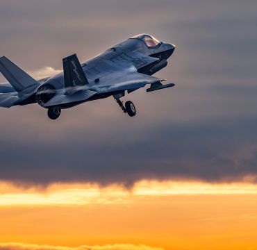 Nærbilde av F-35 skrått fra siden bakfra.