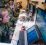 en ung kvinne i grønn militæruniform og norsk flagg på armen sitter med hodetelefoner og ser på flere dataskjermer