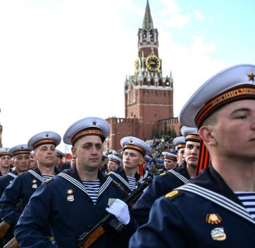 Marinesoldater paraderer nedover den røde plass i Moskva.