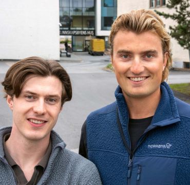 To sommarstudentar fotografert framfor Kunnskapsbyens hus på Kjeller i Lillestrøm kommune.