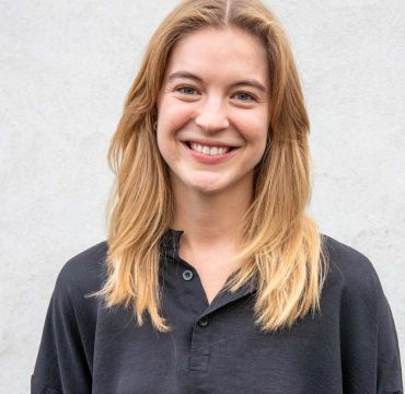 Portrett av Gina, sommerstudent ved FFI sommeren 2025.