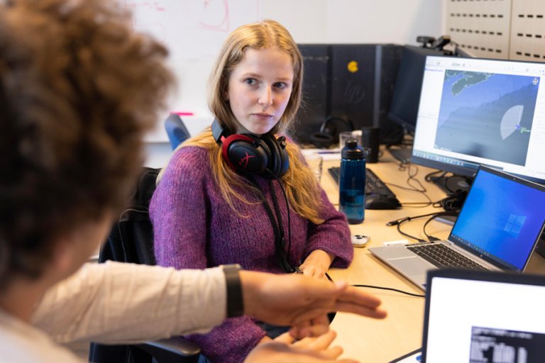 Ingeborg foran PC-en der hun får råd fra en veildeder.