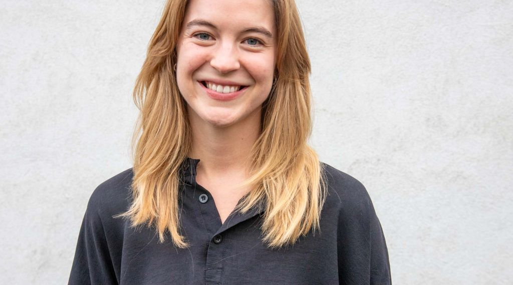 Portrett av Gina, sommerstudent ved FFI sommeren 2025.