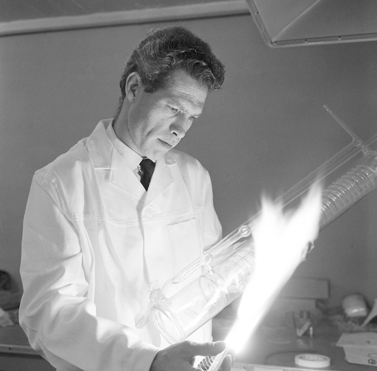 FFI-forsker Jan Knutsen i Glasslab 1967