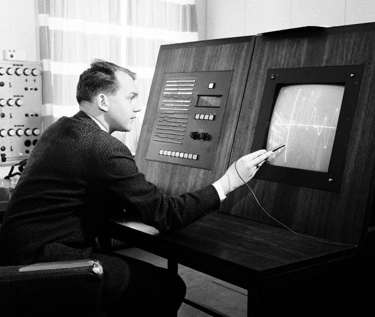 FFI-forsker Rolf_Skår ved pekeskjerm 1965