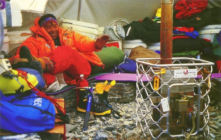 Teltovnen i bruk under en ekspedisjon i Himalaya i 1996