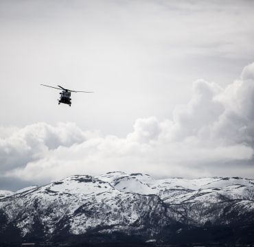 NH90 trener for første gang om bord på KV Senja