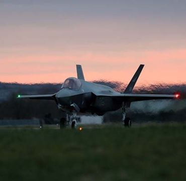 F35 i solnedgang på rullebane