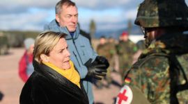 nederlandske forsvarsministeren prater med en sanitetssoldat