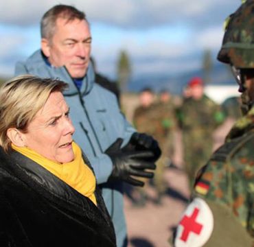 nederlandske forsvarsministeren prater med en sanitetssoldat