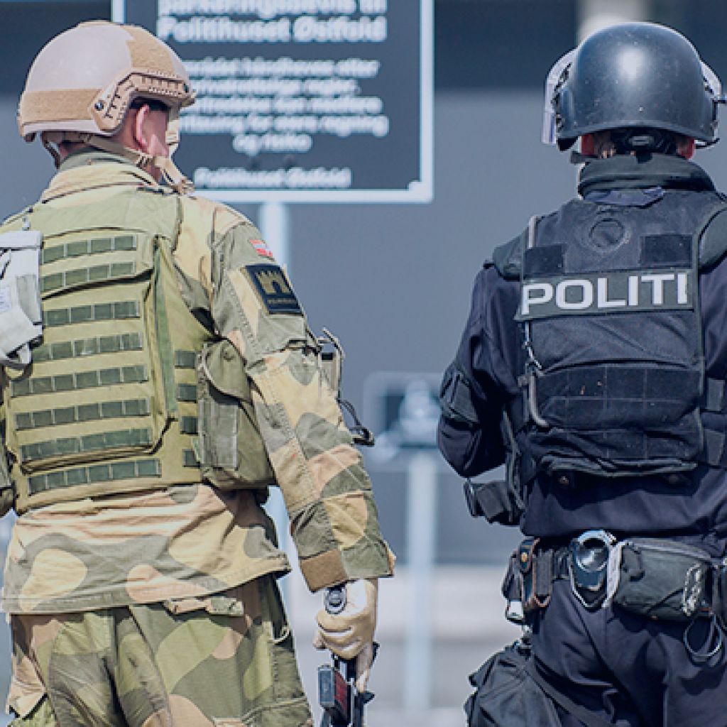 Politi og soldat samarbeider i samfunnsikkerhetsøvelse.