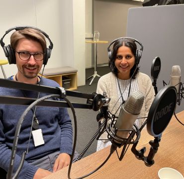 Forskerne Arne Joakim Coldevin Bunkan og Fatima Ibsen sitter i FFIs podkaststudio med mikrofoner og hodetelefoner.
