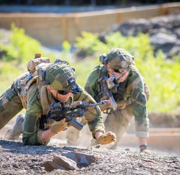 Elever på Luftforsvarets lagførerkurs gjennomfører stridsdrill i skyttergrad